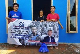 Cik Asan bagikan 1000 Paket Sembako Way Kanan - Anggota DPR Ri dari Fraksi Partai Demokrat Asal Lampung Marwan Cik Asan, mengadakan kegiatan kegiatan sosial, membagikan sejumlah 1.000 Paket Sembako secara door to door di beberapa Kecamatan yang ada di Kabupaten Way Kanan seperti Kecamatan Blambangan Umpu, Umpu Semenguk, Baradatu, Gunung Labuhan, dan Kecamatan Pakuan Ratu. Pembagian Sembako tersebut telah mulai dilaksanakan sejak senin, (12/09/2022) kemarin dan diperkirakan selesai, Jumat Mendatang. Menurut Koordinator Relawan Marwan Cik Asan (relawan MCA) Kabupaten Way Kanan Jumadi Julius, selasa (13/09/2022) kegiatan ini dilaksanakan dalam rangka memeriahkan Hari Ulang Tahun (HUT) Partai Demokrat ke-21 yang jatuh pada 9 September lalu, bertepatan pula dengan Hari Ulang Tahun pendiri Partai Demokrat Bapak Susilo Bambang Yudhoyono (SBY). Menurut Marwan Cik Asan melalui Jumadi Julius, ini Adalah bentuk Sukacita Partai Demokrat merayakan hari jadi nya, seluruh Kader Partai Demokrat Diperintahkan Oleh Ketum AHY untuk melaksanakan Kegiatan Demokrat Berbagi. Jumadi Julius juga menjelaskan, Pembagian sembako ini juga sebagai bentuk kepedulian Pak Marwan Kepada Rakyat kecil yang saat ini menjerit karena dampak kenaikan harga bahan bakar minyak (BBM). " Kenaikan harga BBM sangat memberatkan masyarakat Kecil, mudah -mudahan pembagian sembako melalui program Demokrat berbagi ini dapat meringankan beban masyarakat," terang dia. Feri (35) Warga Kecamatan Umpu semenguk, Salah satu penerima bantuan mengaku sangat bersyukur bisa mendapat bantuan sembako dari Pak Marwan Cik Asan, dan mendoakan kebaikan beliau dibalas Tuhan Yang Maha Esa. " Kami sangat berterima kasih atas bantuan ini, ini sangat bermanfaat bagi keluarga kami, apalagi saat ini harga semua barang kebutuhan pokok menjadi mahal setelah kenaikan BBM," Kata Feri.(Fik)