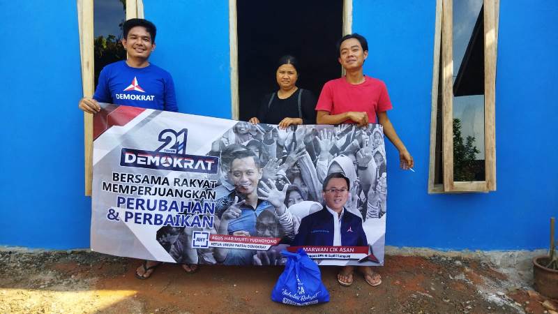 Cik Asan bagikan 1000 Paket Sembako Way Kanan - Anggota DPR Ri dari Fraksi Partai Demokrat Asal Lampung Marwan Cik Asan, mengadakan kegiatan kegiatan sosial, membagikan sejumlah 1.000 Paket Sembako secara door to door di beberapa Kecamatan yang ada di Kabupaten Way Kanan seperti Kecamatan Blambangan Umpu, Umpu Semenguk, Baradatu, Gunung Labuhan, dan Kecamatan Pakuan Ratu. Pembagian Sembako tersebut telah mulai dilaksanakan sejak senin, (12/09/2022) kemarin dan diperkirakan selesai, Jumat Mendatang. Menurut Koordinator Relawan Marwan Cik Asan (relawan MCA) Kabupaten Way Kanan Jumadi Julius, selasa (13/09/2022) kegiatan ini dilaksanakan dalam rangka memeriahkan Hari Ulang Tahun (HUT) Partai Demokrat ke-21 yang jatuh pada 9 September lalu, bertepatan pula dengan Hari Ulang Tahun pendiri Partai Demokrat Bapak Susilo Bambang Yudhoyono (SBY). Menurut Marwan Cik Asan melalui Jumadi Julius, ini Adalah bentuk Sukacita Partai Demokrat merayakan hari jadi nya, seluruh Kader Partai Demokrat Diperintahkan Oleh Ketum AHY untuk melaksanakan Kegiatan Demokrat Berbagi. Jumadi Julius juga menjelaskan, Pembagian sembako ini juga sebagai bentuk kepedulian Pak Marwan Kepada Rakyat kecil yang saat ini menjerit karena dampak kenaikan harga bahan bakar minyak (BBM). " Kenaikan harga BBM sangat memberatkan masyarakat Kecil, mudah -mudahan pembagian sembako melalui program Demokrat berbagi ini dapat meringankan beban masyarakat," terang dia. Feri (35) Warga Kecamatan Umpu semenguk, Salah satu penerima bantuan mengaku sangat bersyukur bisa mendapat bantuan sembako dari Pak Marwan Cik Asan, dan mendoakan kebaikan beliau dibalas Tuhan Yang Maha Esa. " Kami sangat berterima kasih atas bantuan ini, ini sangat bermanfaat bagi keluarga kami, apalagi saat ini harga semua barang kebutuhan pokok menjadi mahal setelah kenaikan BBM," Kata Feri.(Fik)