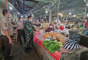 Babinsa Danukusuman Tetap Rutin Sosialisasi PPKM & Himbau Prokes Pedagang Pasar.