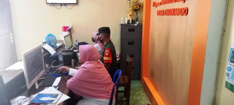 Babinsa Girimargo Cek Data Jumlah Penduduk Kurang Mampu Di Desa Binaan