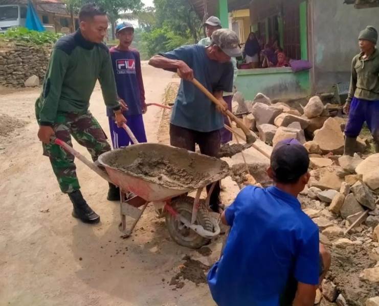 Babinsa Gotong Royong Bersama Warga Kedungpilang