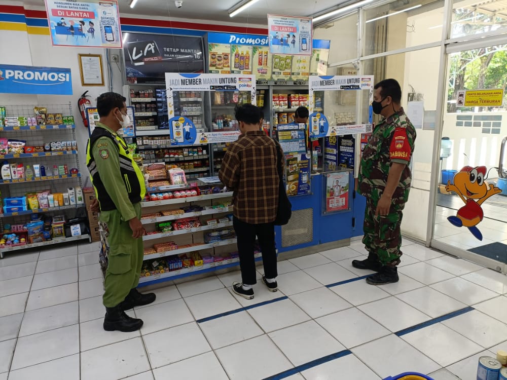 Babinsa Jajar Terapkan PPKM di Indomart, Ini Tujuannya