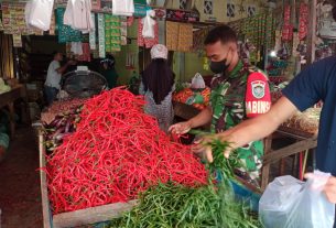 Babinsa Jajaran Kodim 0105/Abar Bersama Bhabinkamtibmas Kros Cek Harga Sembako Di Pasar - Pasar Tradisonal Yang Ada Di Aceh Barat