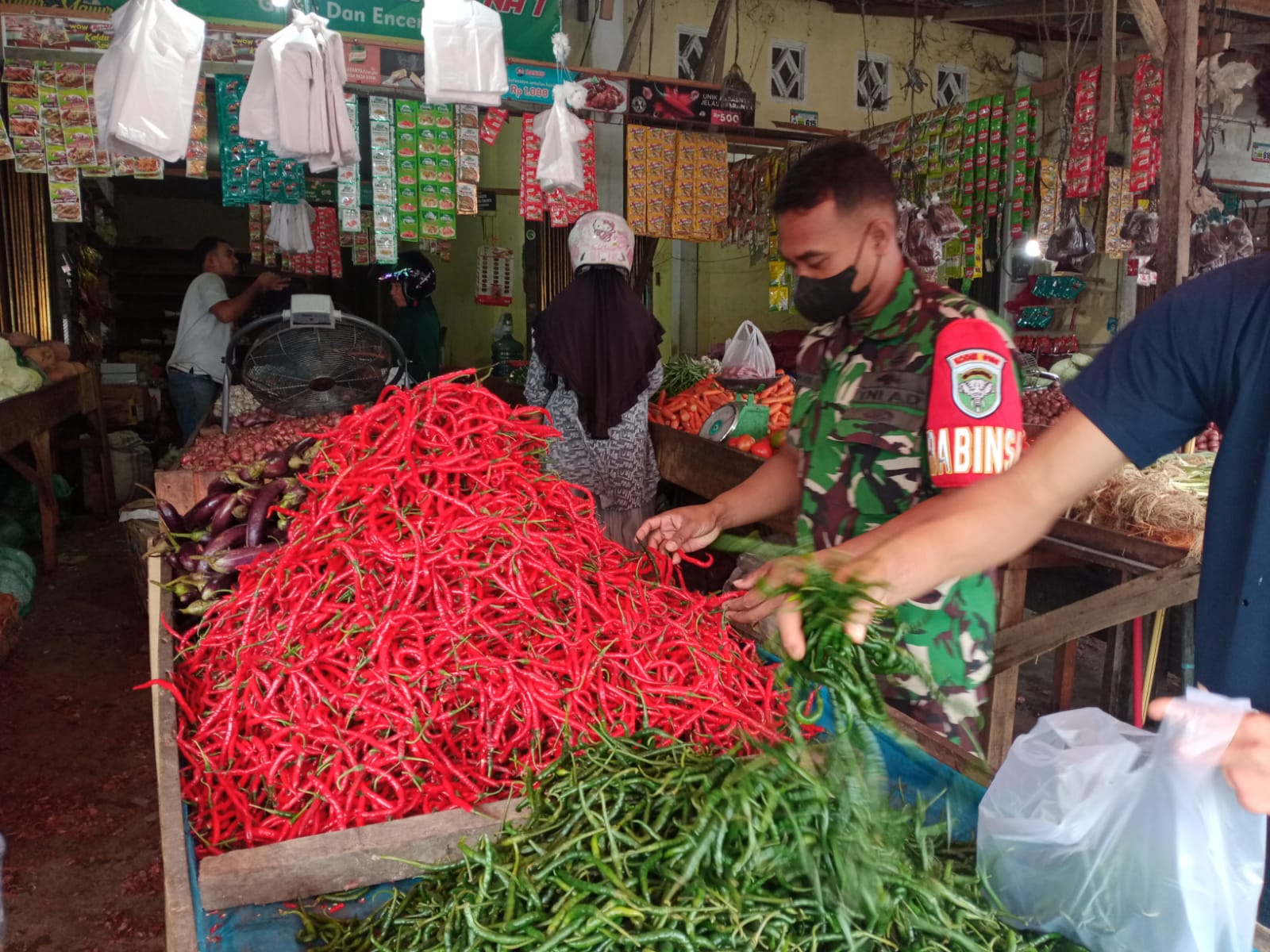 Babinsa Jajaran Kodim 0105/Abar Bersama Bhabinkamtibmas Kros Cek Harga Sembako Di Pasar - Pasar Tradisonal Yang Ada Di Aceh Barat