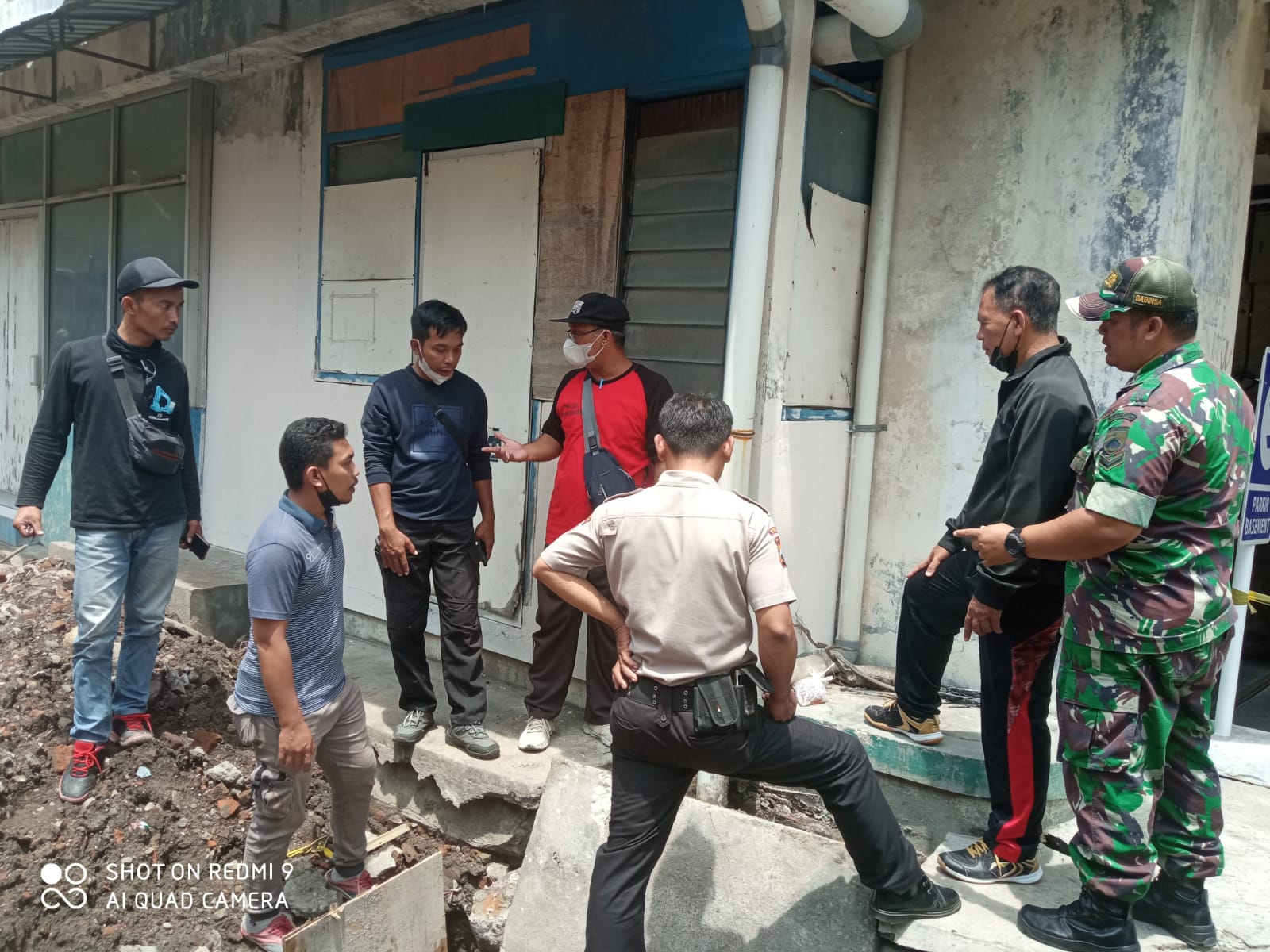 Babinsa Kemlayan dan Staf Kelurahan Tindak Lanjuti Aduan Warga