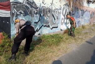 Jum’at Bersih, Babinsa Kepatihan Wetan Gotong Royong Bersihkan Lingkungan