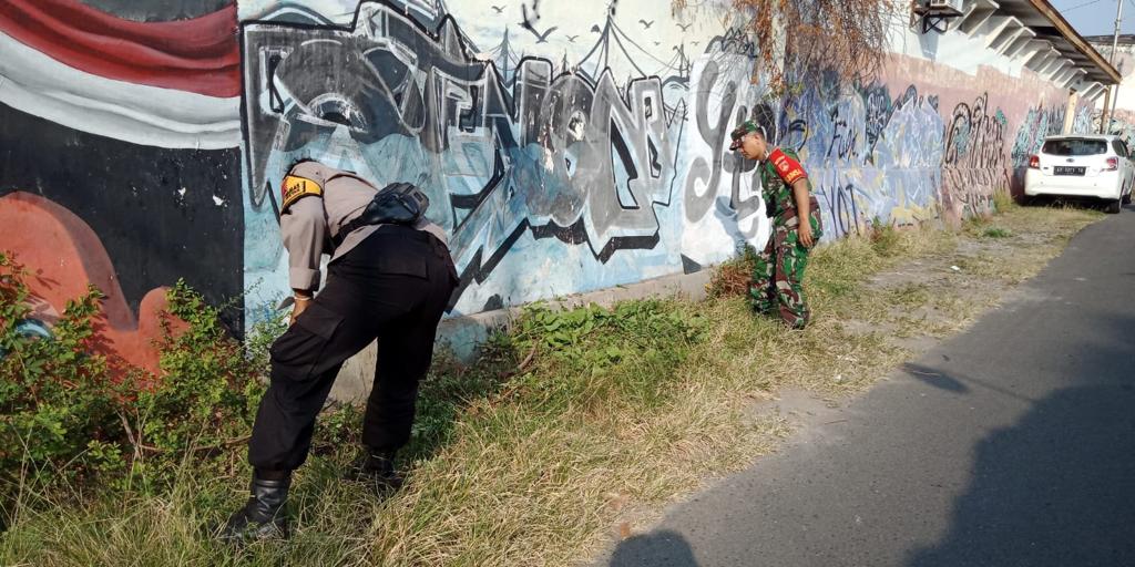 Jum’at Bersih, Babinsa Kepatihan Wetan Gotong Royong Bersihkan Lingkungan