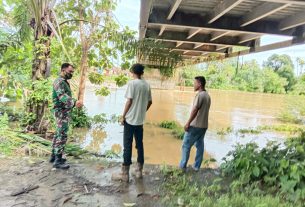 Babinsa Koramil 03/Kaway XVI Kroscek Volume Air Sungai Mengingat lntensitas Hujan Masih Tinggi