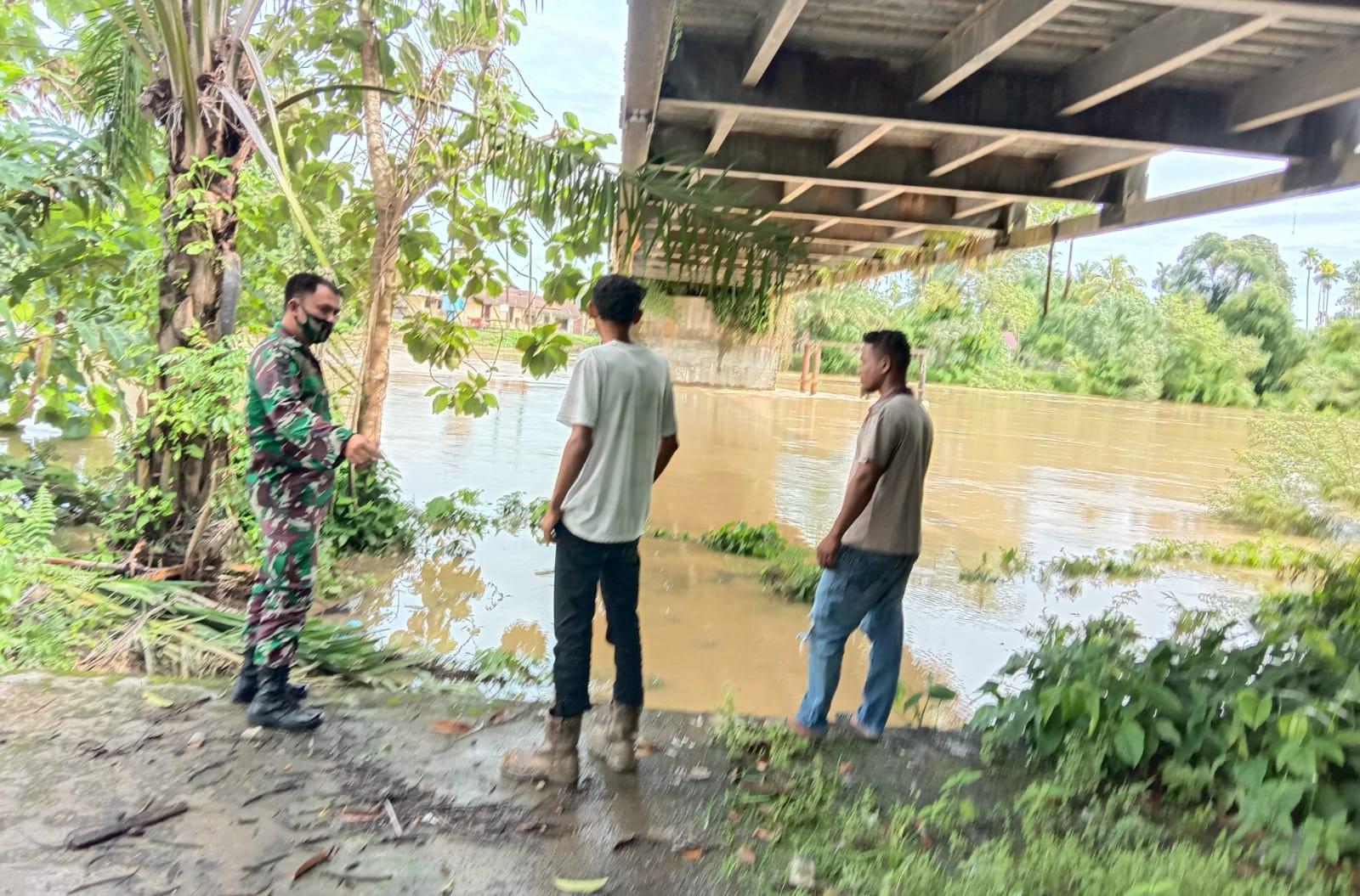 Babinsa Koramil 03/Kaway XVI Kroscek Volume Air Sungai Mengingat lntensitas Hujan Masih Tinggi