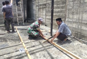 Babinsa Posramil 05/PC Bersama Perangkat Desa Serta Masyarakat Gotong Royong Rehab Rumah Warga Paska Terbakar