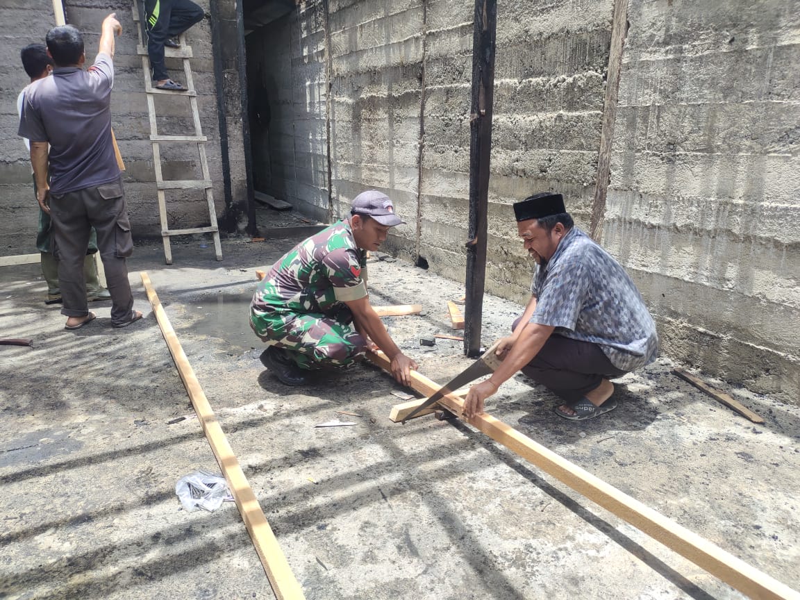 Babinsa Posramil 05/PC Bersama Perangkat Desa Serta Masyarakat Gotong Royong Rehab Rumah Warga Paska Terbakar