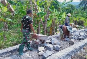 Babinsa Simo tumbuhkan Semangat Gotong Royong Desa Sumber