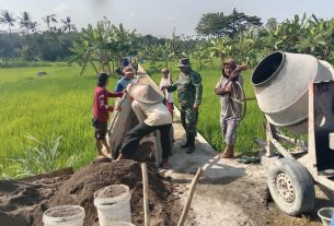 Babinsa Sumber Pimpin Kerja Bhakti Pembuatan Talud Jalan