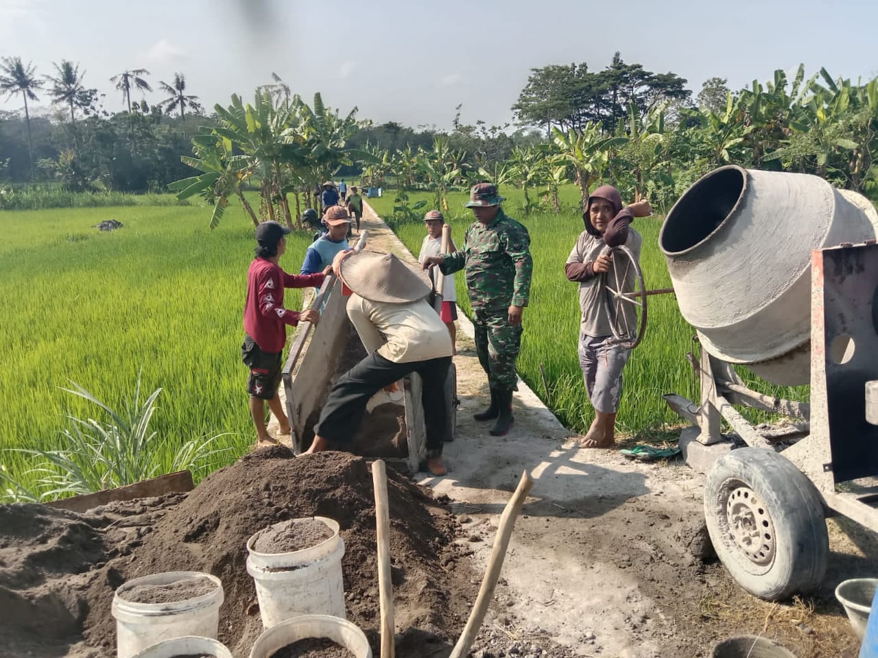 Babinsa Sumber Pimpin Kerja Bhakti Pembuatan Talud Jalan