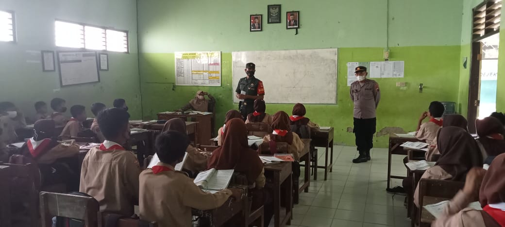 Babinsa Tanamkan Nilai- Nilai Pancasila Kepada Siswa SMP N 1 Miri