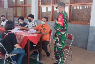 Bersama Bhabinkamtibmas Sertu Ahmad Suhartono Berikan Himbauan Prokes Pada Pembagian BLT di Wilayah Binaan