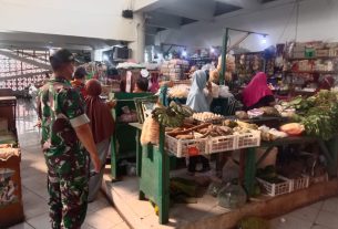 Cegah Penyebaran Covid-19 di Pasar Tradisional, Babinsa Mangkubumen Perketat Pengawasan PPKM