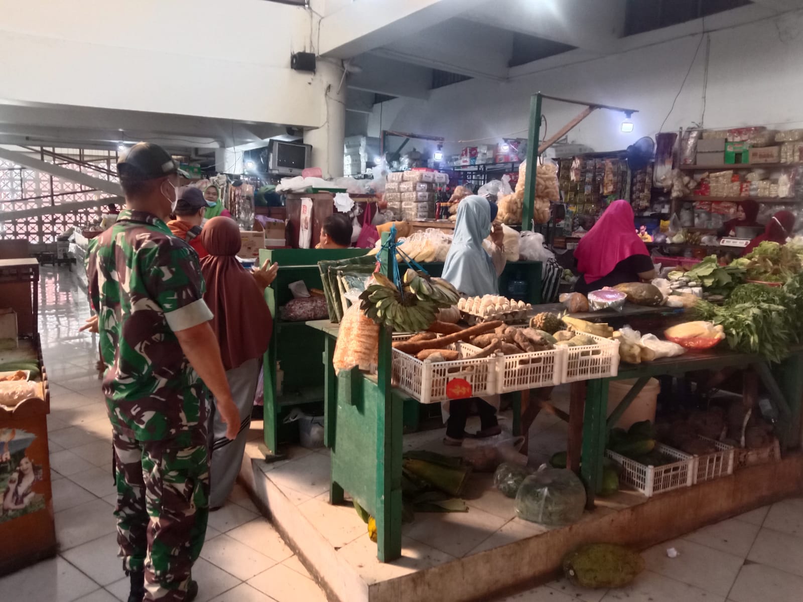 Cegah Penyebaran Covid-19 di Pasar Tradisional, Babinsa Mangkubumen Perketat Pengawasan PPKM