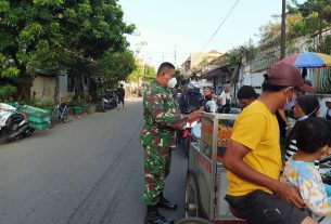 Corona Belum Musnah, Babinsa Purwodiningratan Berikan Himbauan Prokes Kepada Pedagang Kali Lima