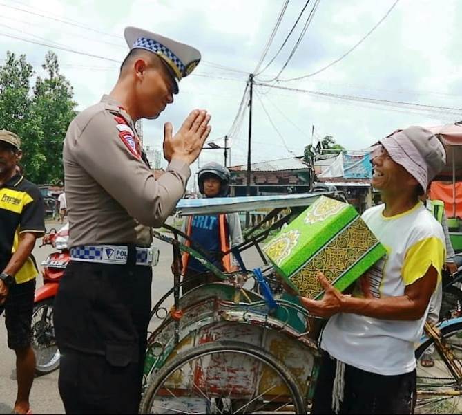 Dalam Rangka Peringati HUT Lalu Lintas , Satlantas Polres Muba Bagikan Baksos