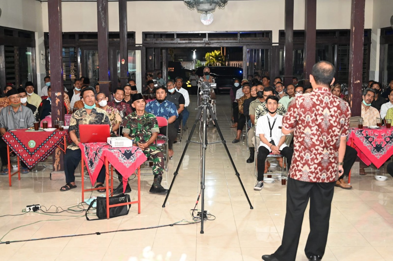 Dandim 0726/Sukoharjo berikan materi wawasan Kebangsaan di balai desa Sanggrahan, Kec. Grogol, Kab. Sukoharjo..