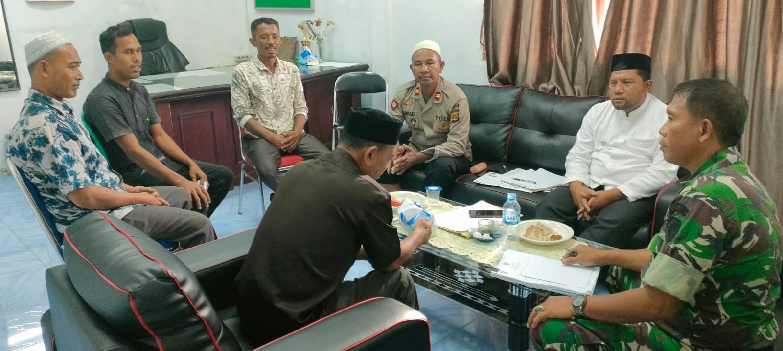 Danramil 10/Woyla Barat Kapten Inf Herinizal Duduk Bersama Forkopimcam Bicarakan Keamanan Wilayah