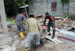 Di Tengah - Tengah Kesulitan Warga, Babinsa Sertu Modini Bantu Dalam Pembangunan Rumah Di Wilayah