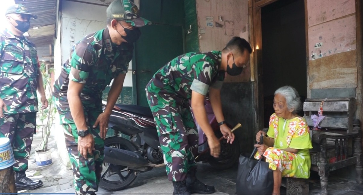 Door To Door, Dandim 0735/Surakarta Berikan Bantuan Paket Sembako Kepada Masyarakat Kurang Mampu