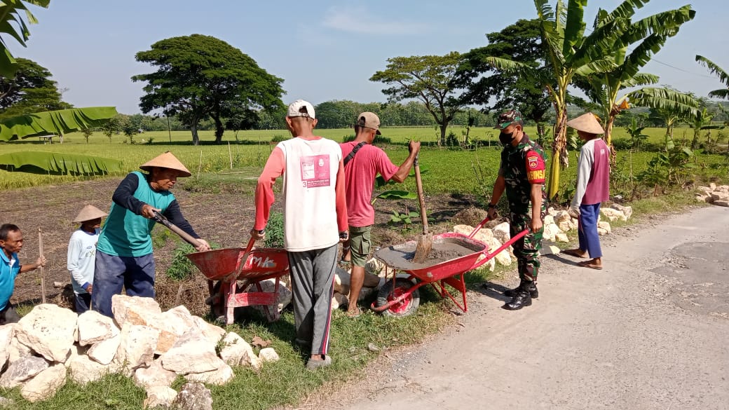 Gotong Royong Pembuatan Talud Sepanjang 70 Meter
