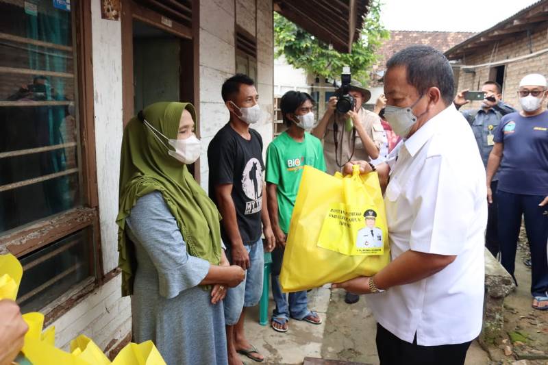 Gubernur Arinal Serahkan BLT BBM dan Sembako di Kabupaten Pringsewu