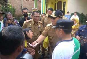 Gubernur Arinal Serahkan Tali Asih Untuk Sela, dan Bagikan Paket Sembako di Lampung Timur