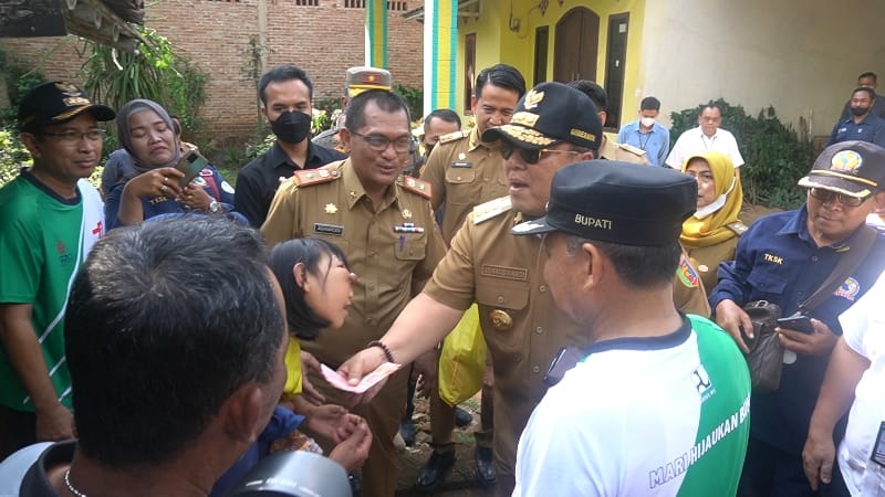 Gubernur Arinal Serahkan Tali Asih Untuk Sela, dan Bagikan Paket Sembako di Lampung Timur