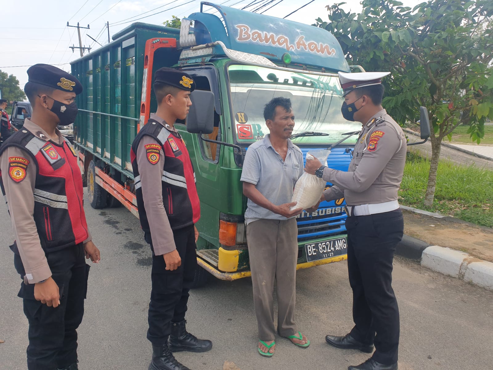 Harga BBM Naik, Polres Tulang Bawang Barat Bagikan Paket Sembako kepada Pengemudi.