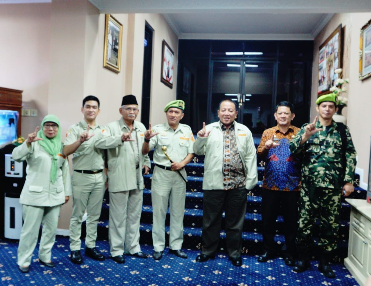 Ketua PPM berikan Jaket Pada Gubernur Lampung