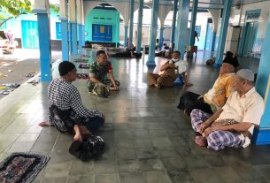 Jalin Silaturahmi, Babinsa bersama Lurah Kepatihan Wetan Sholat Dhuhur Berjamaah Bersama Warga