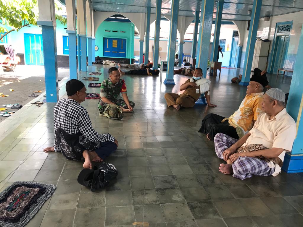 Jalin Silaturahmi, Babinsa bersama Lurah Kepatihan Wetan Sholat Dhuhur Berjamaah Bersama Warga
