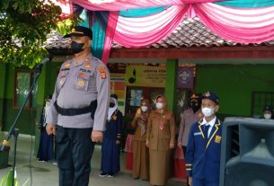 Kasat Binmas Polres Lampung Utara pimpin upacara pengibaran Bendera di SMPN 6 Kotabumi