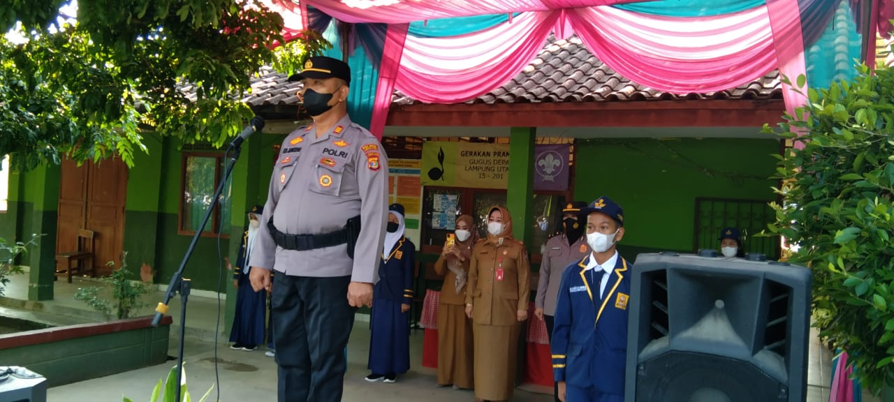 Kasat Binmas Polres Lampung Utara pimpin upacara pengibaran Bendera di SMPN 6 Kotabumi