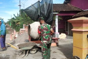 Kerja Bakti Pengecoran Jalan, Masyarakat Dibantu Babinsa