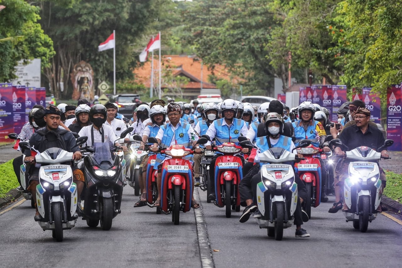 Kolaborasi Sambut Era EV, Kementerian ESDM dan PLN Gelar Parade Motor Listrik di Bali