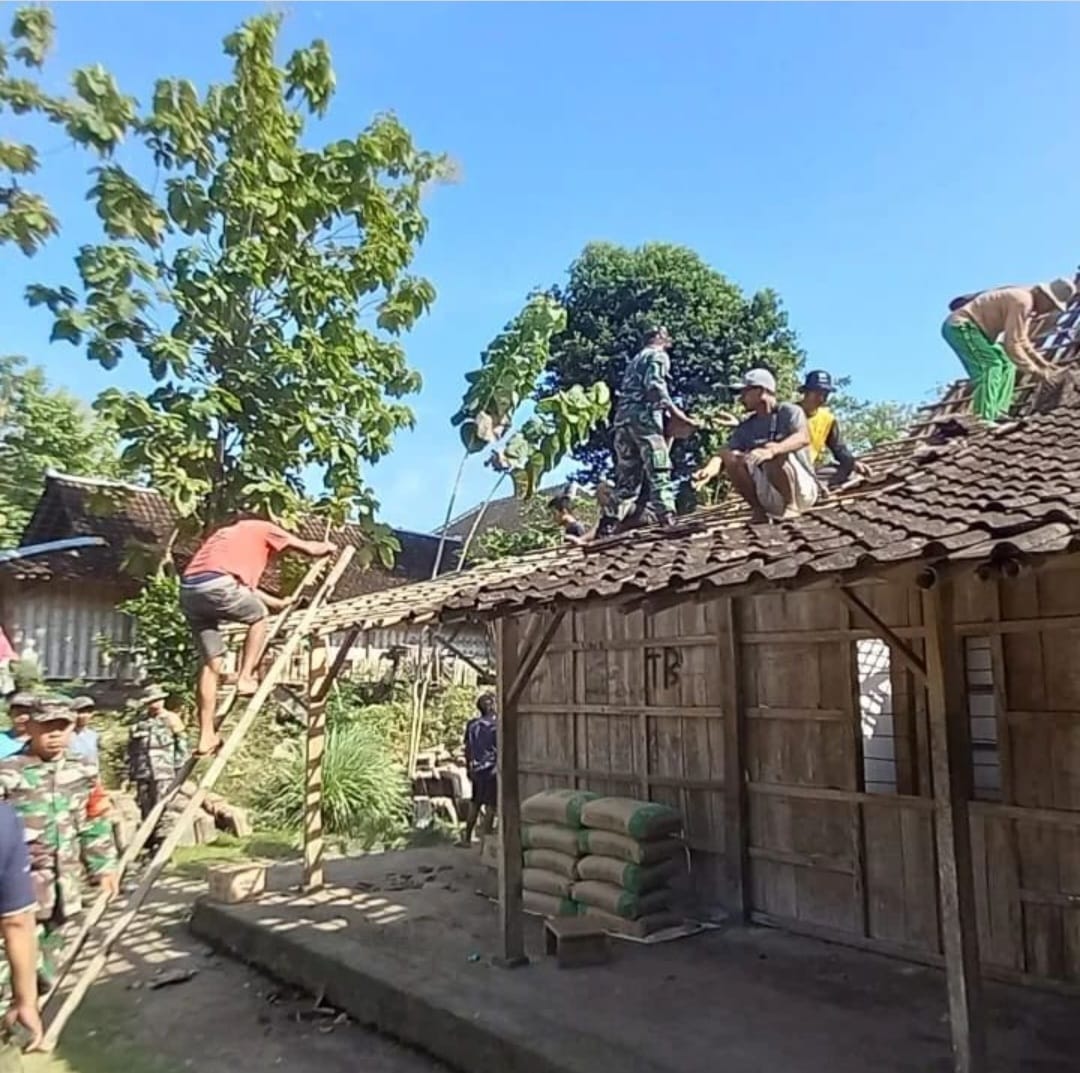 Koramil Sambi Ikut Pelopori Bedah Rumah Warga Tak Layak Huni