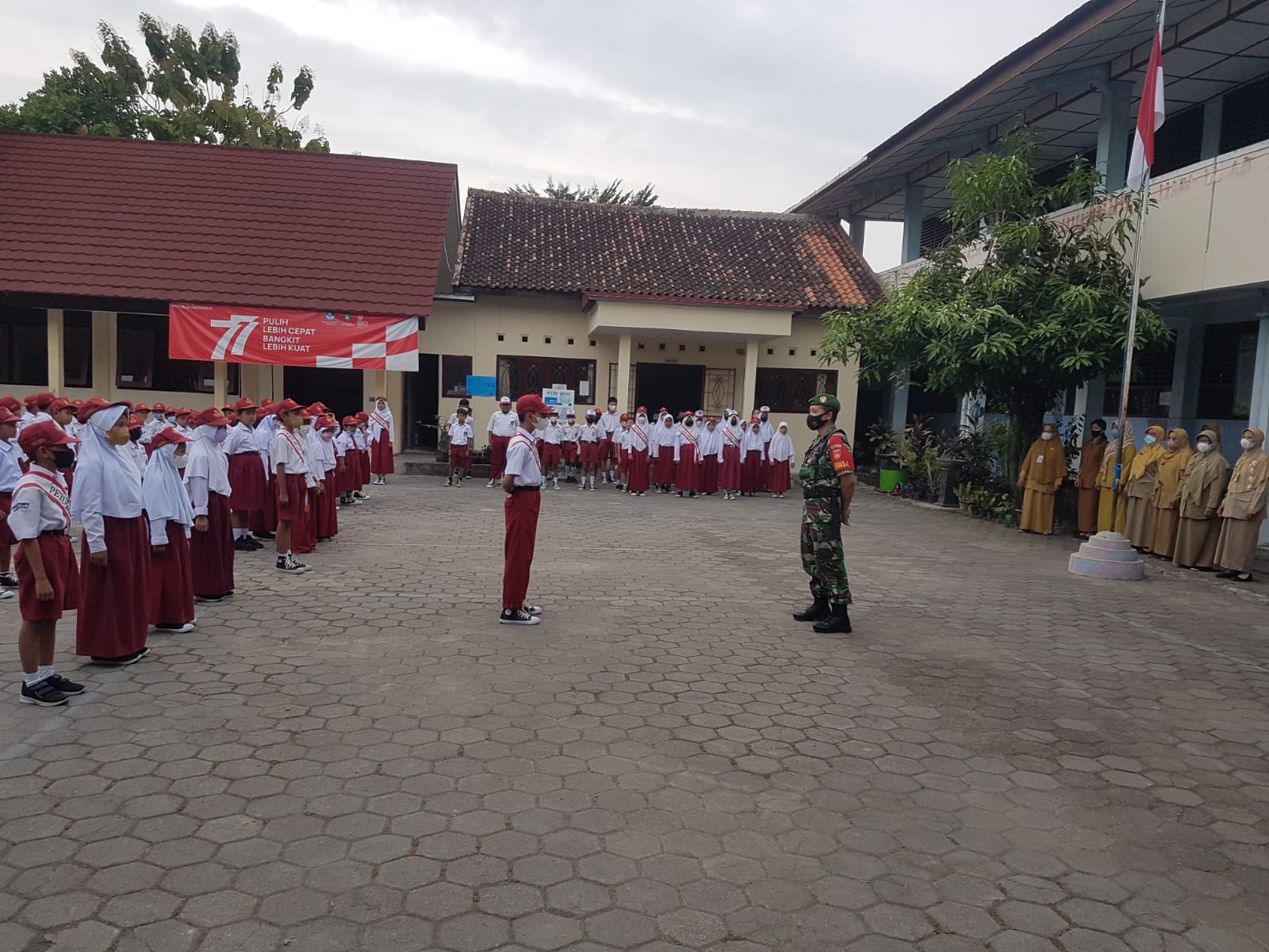 Latihkan Kedisiplinan Sejak Usia Dini, Babinsa Kadipiro Jadi Irup Dalam Upacara Bendera di SD Negeri Banyuagung 3