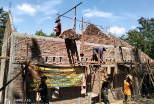 Mantapkan Kemanunggalan TNI-Rakyat, Babinsa Tegalharjo Gotong Royong Bantu Warga Bangun Rumah