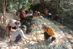 Melalui Karya Bakti, Babinsa Bantu Warga Binaannya Perbaikan Jalan Desa
