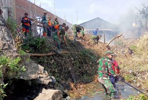 Mitigasi Banjir, Koramil 09 Grogol Dim 0726/Sukoharjo, bersama Polsek dan Relawan Bersih-bersih Sungai