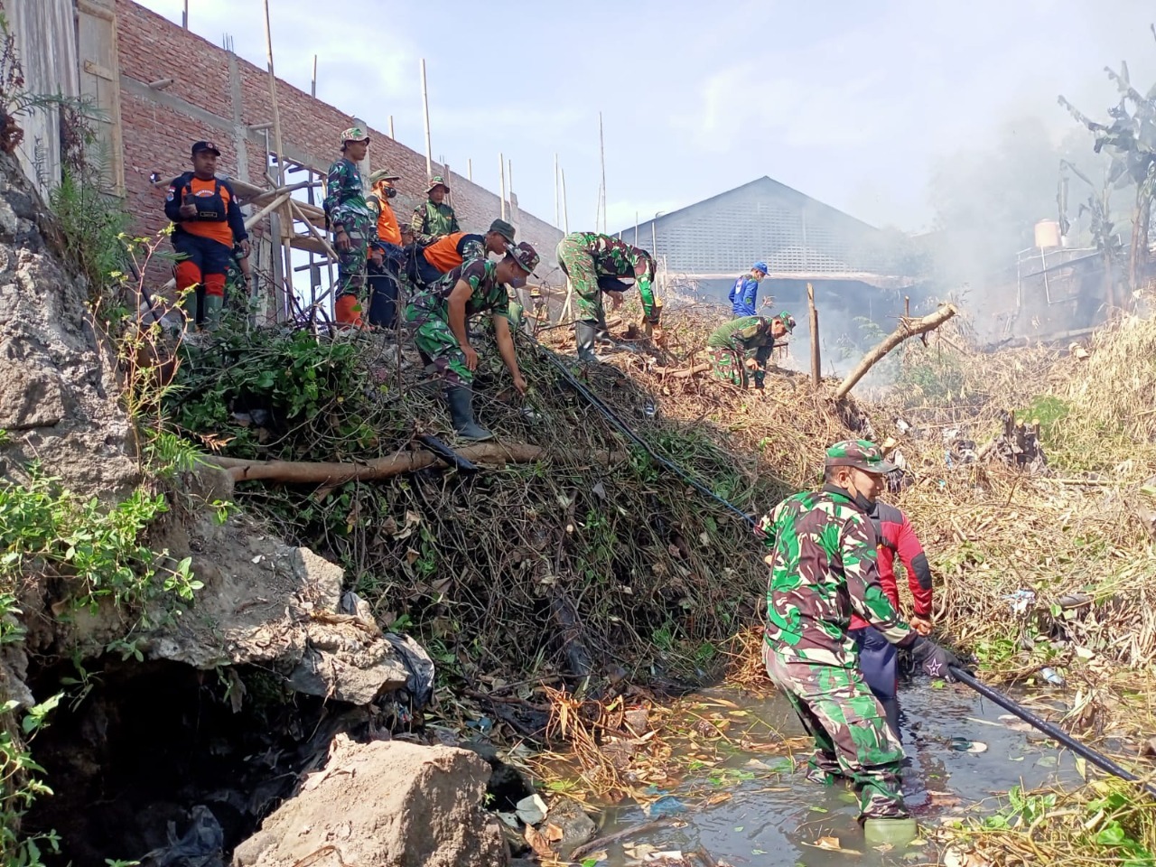 Mitigasi Banjir, Koramil 09 Grogol Dim 0726/Sukoharjo, bersama Polsek dan Relawan Bersih-bersih Sungai