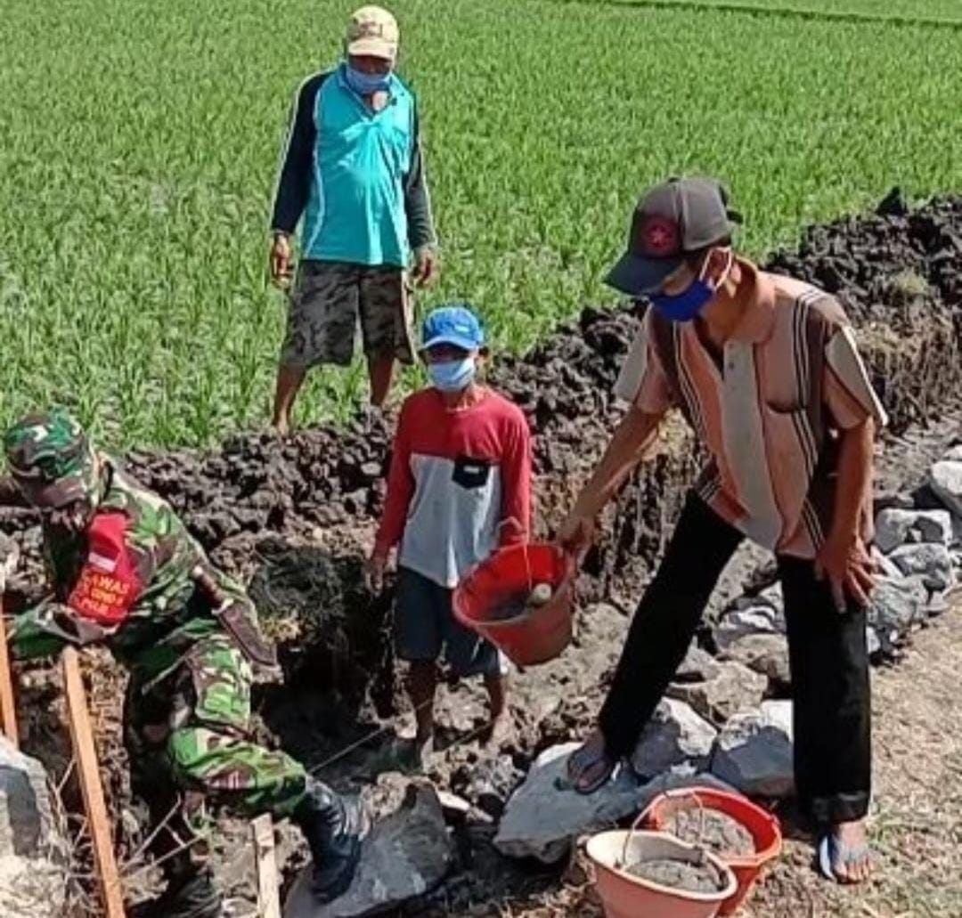 Mudahkan Akses petani, Babisa Koramil Sambi Gotong Royong Pembangunan Jalan