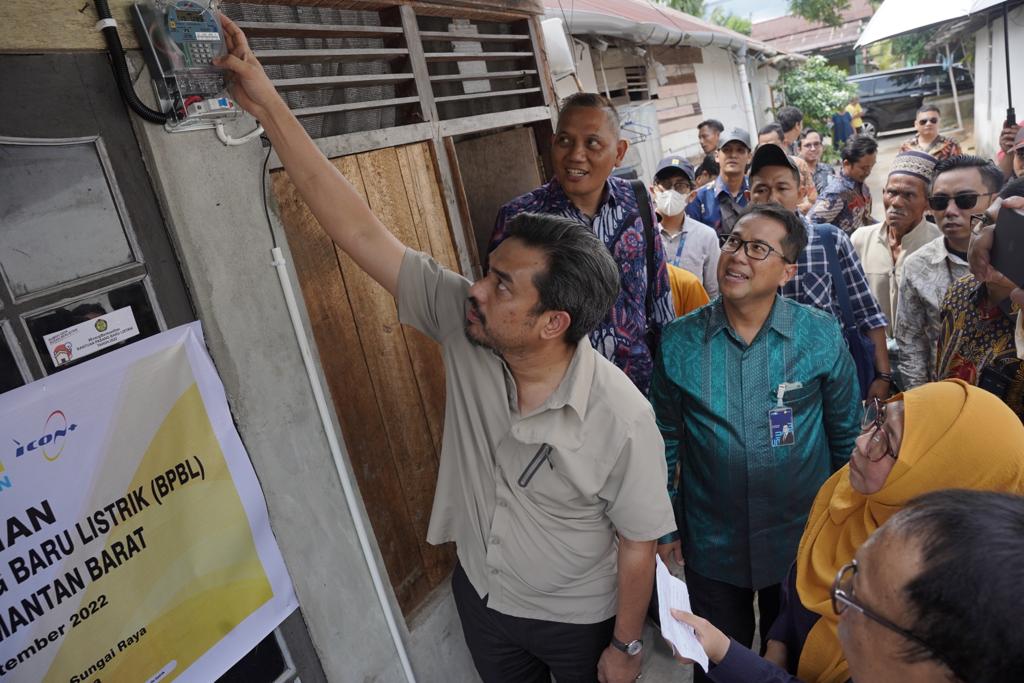 Negara Hadir, Lebih Dari 5 Ribu Warga Kurang Mampu di Kalbar Kini Nikmati Listrik PLN