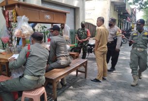 Peran Aktif Babinsa Koramil 05/Pasarkliwon Bersama Tiga Pilar Dalam Penertiban PKL di Wilayah Binaan