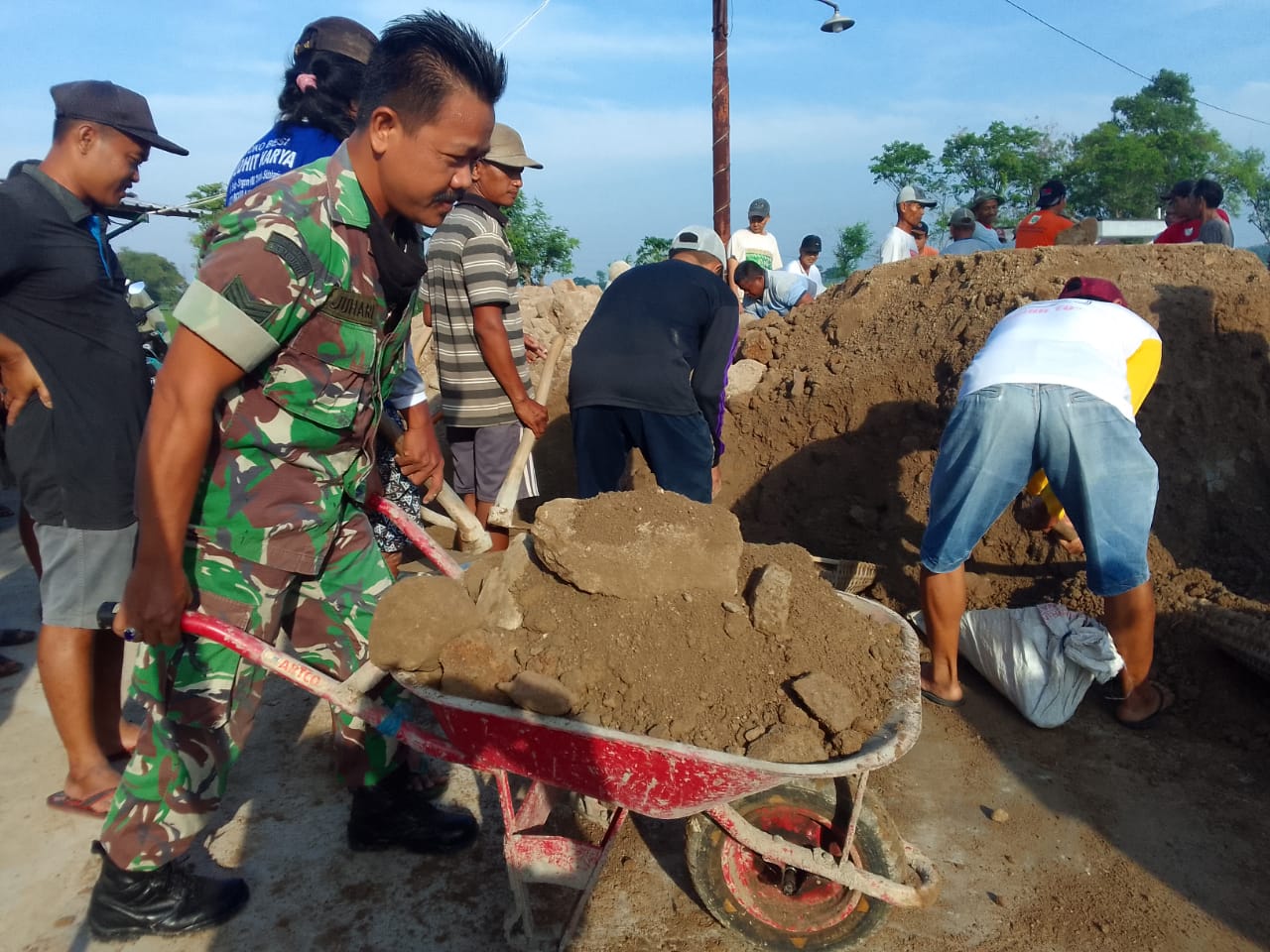 Peran Aktif Babinsa Urug Jalan Makam Desa